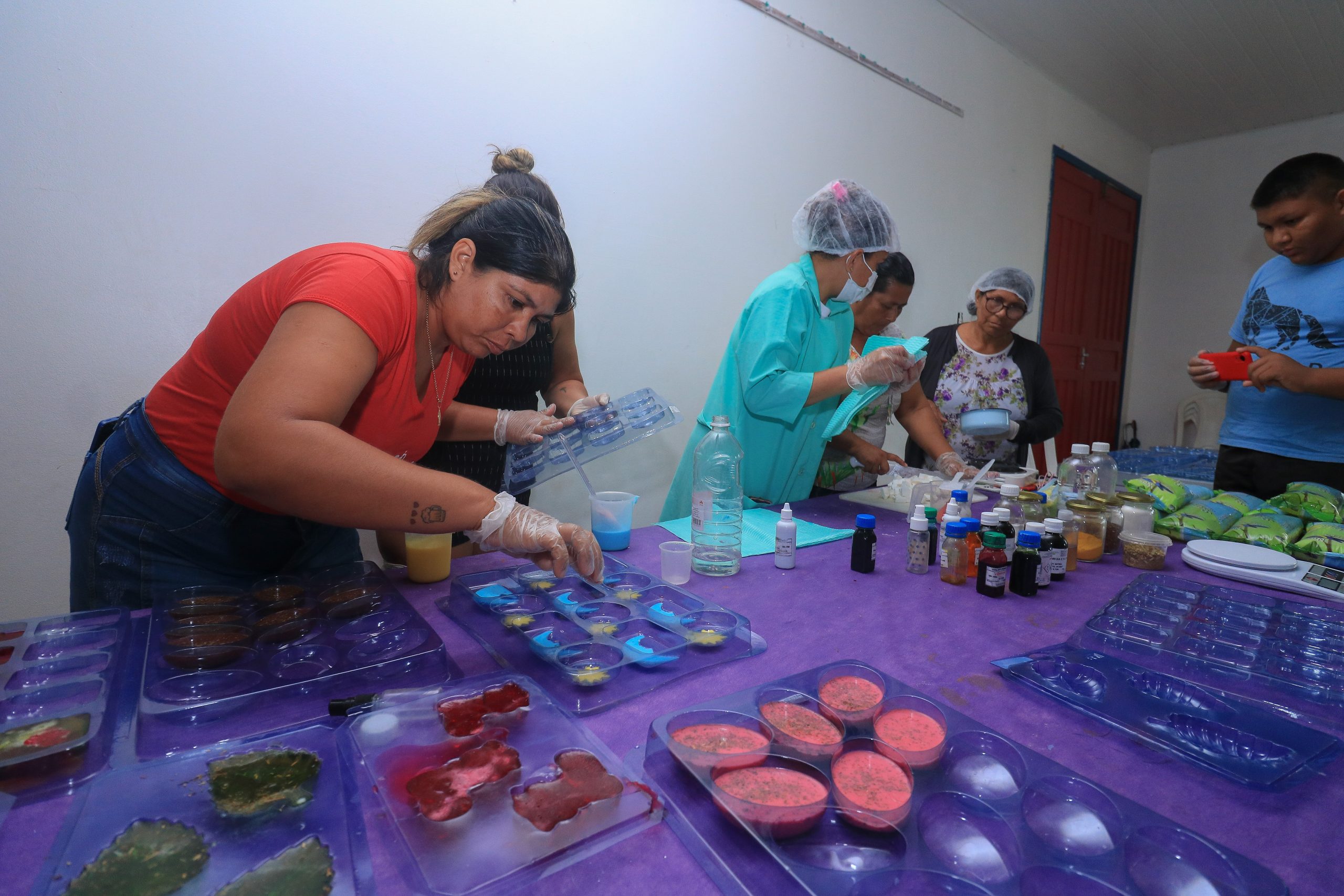 Empreendedorismo feminino: projeto da Prefeitura de Barreirinha capacita mulheres na confecção de produtos de higiene pessoal