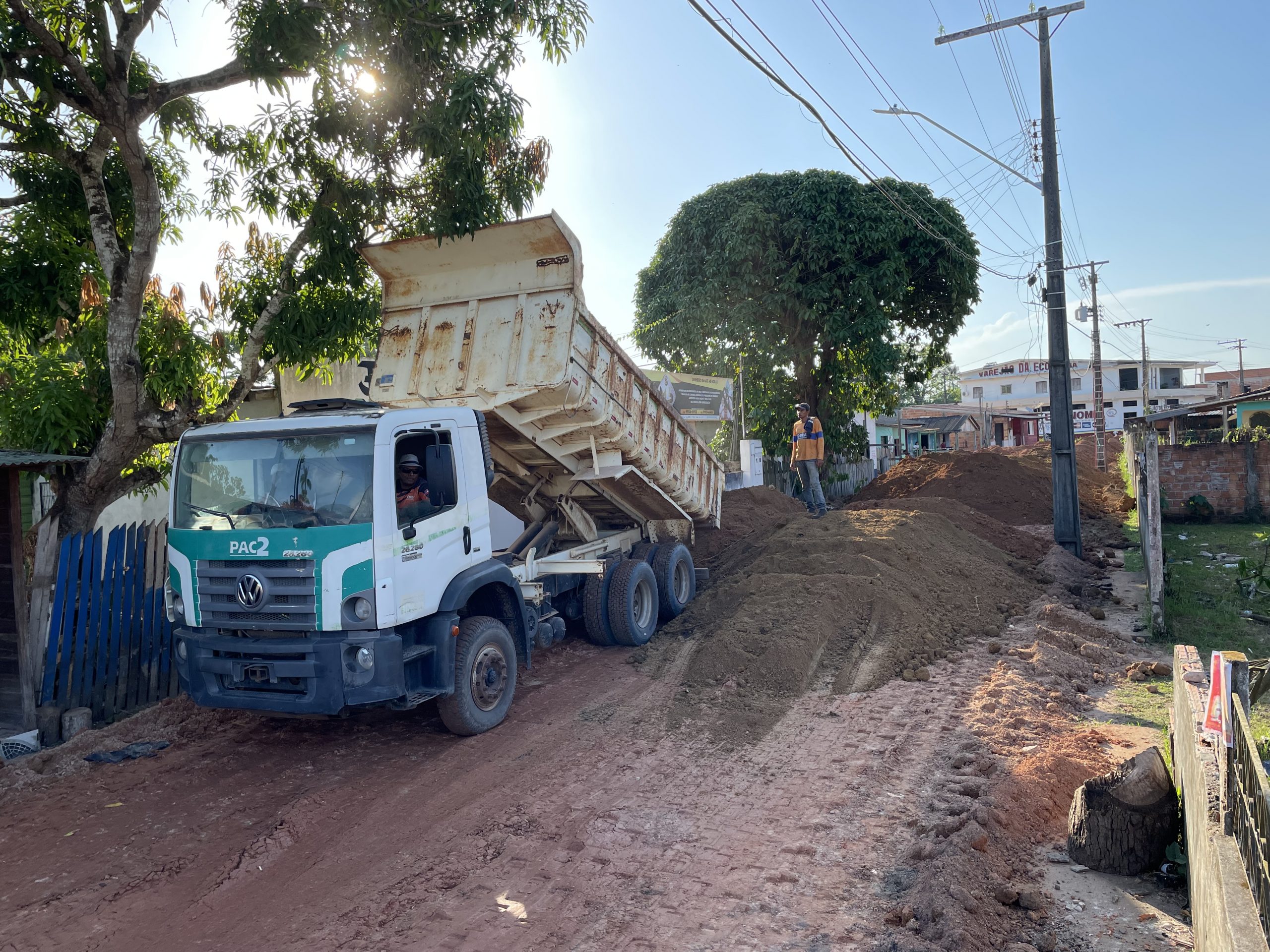 Prefeitura de Barreirinha realiza serviço de pavimentação na rodovia BH1 Nilo Pereira 