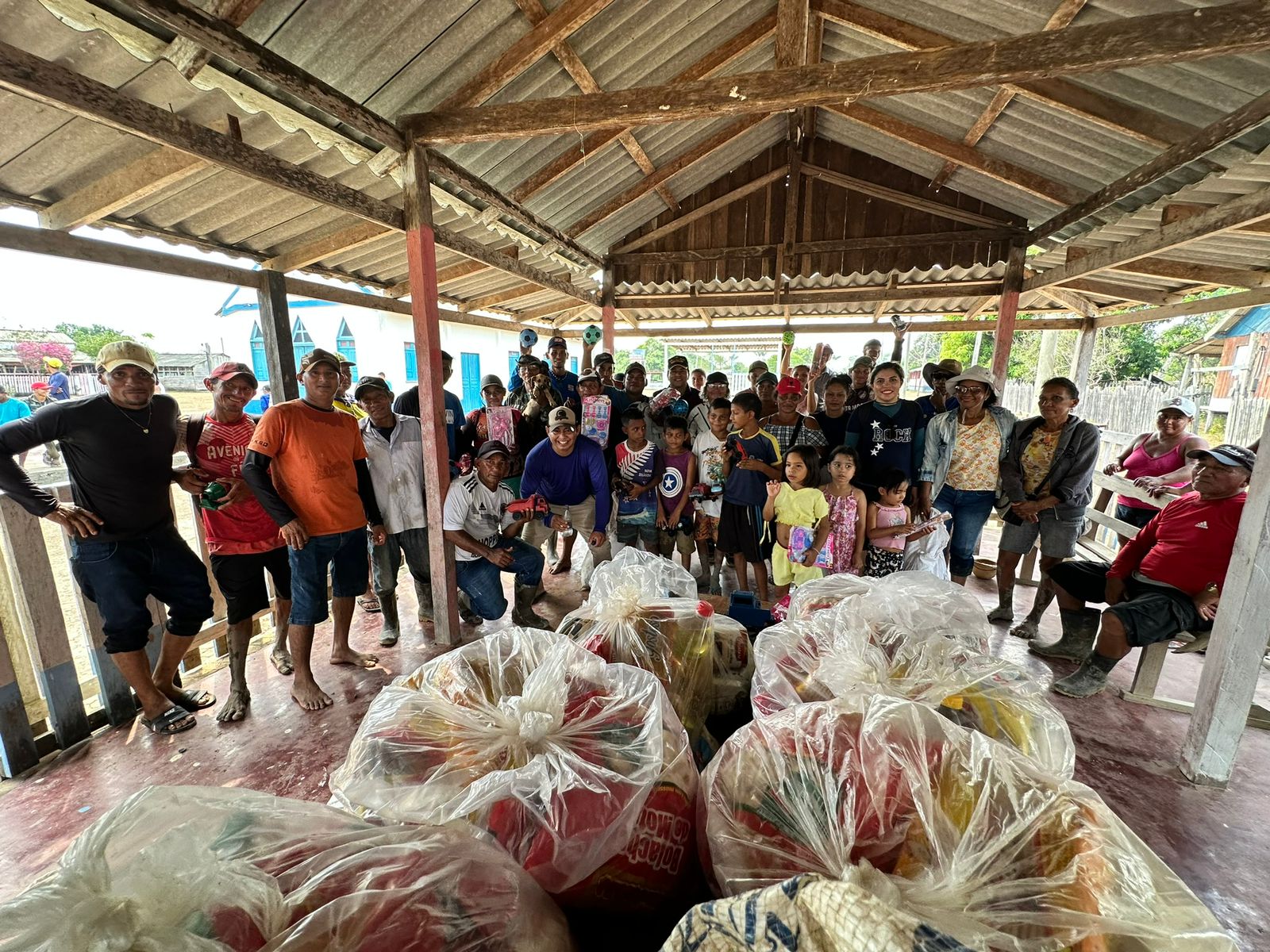 Ajuda Humanitária da Prefeitura de Barreirinha leva assistência para mais 250 famílias ribeirinhas