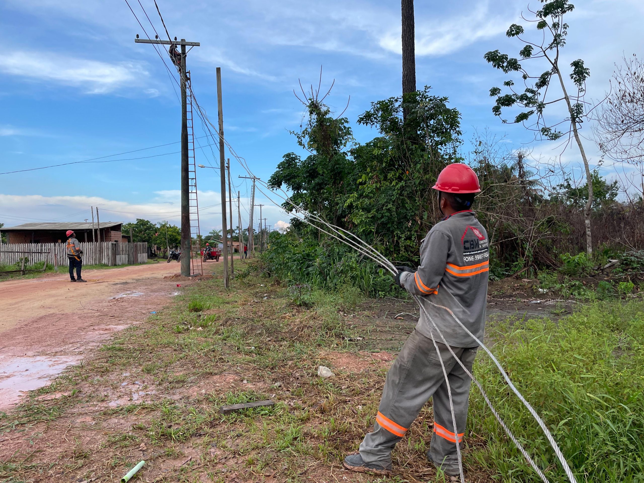 Moradores do bairro Nova União comemoram início dos serviços de distribuição da rede elétrica na localidade