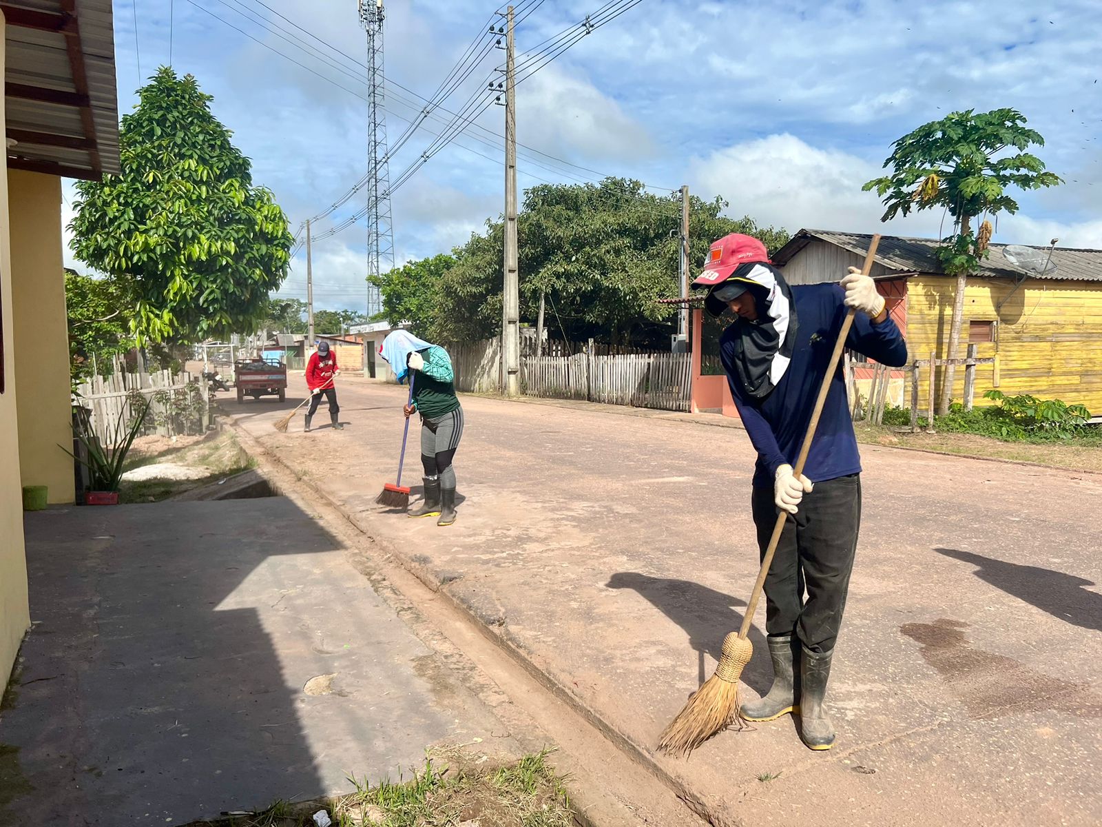 Prefeitura de Barreirinha intensifica limpeza das ruas e espaços públicos da sede